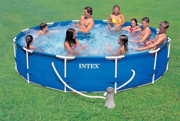 Intex Metal Frame Pool Set 366 x 76 cm mit Filterpumpe im Garten aufgebaut